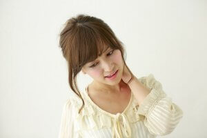 朝起きると首が痛い毎日は枕が原因?鍼灸師おすすめ5つの改善方法と枕の選び方