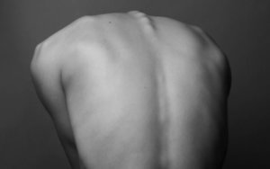 ぎっくり背中とは(振り返ると背中が痛い)治し方・原因・症状・寝方姿勢を鍼灸師が伝授